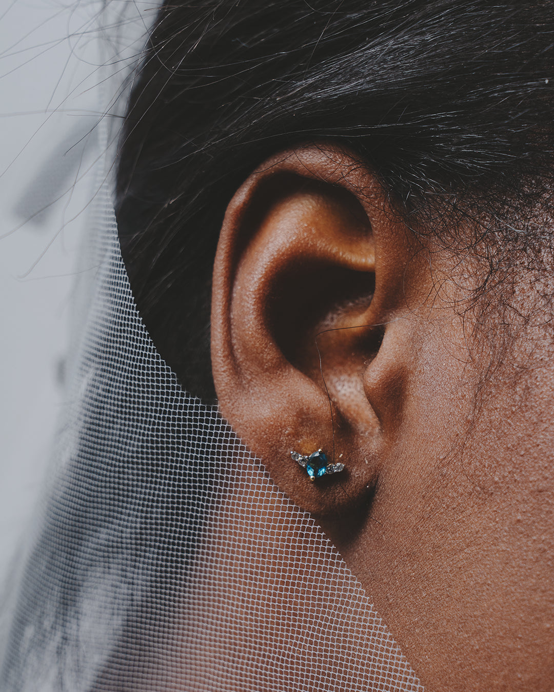 Londoner Blautopas-Knopfohrringe