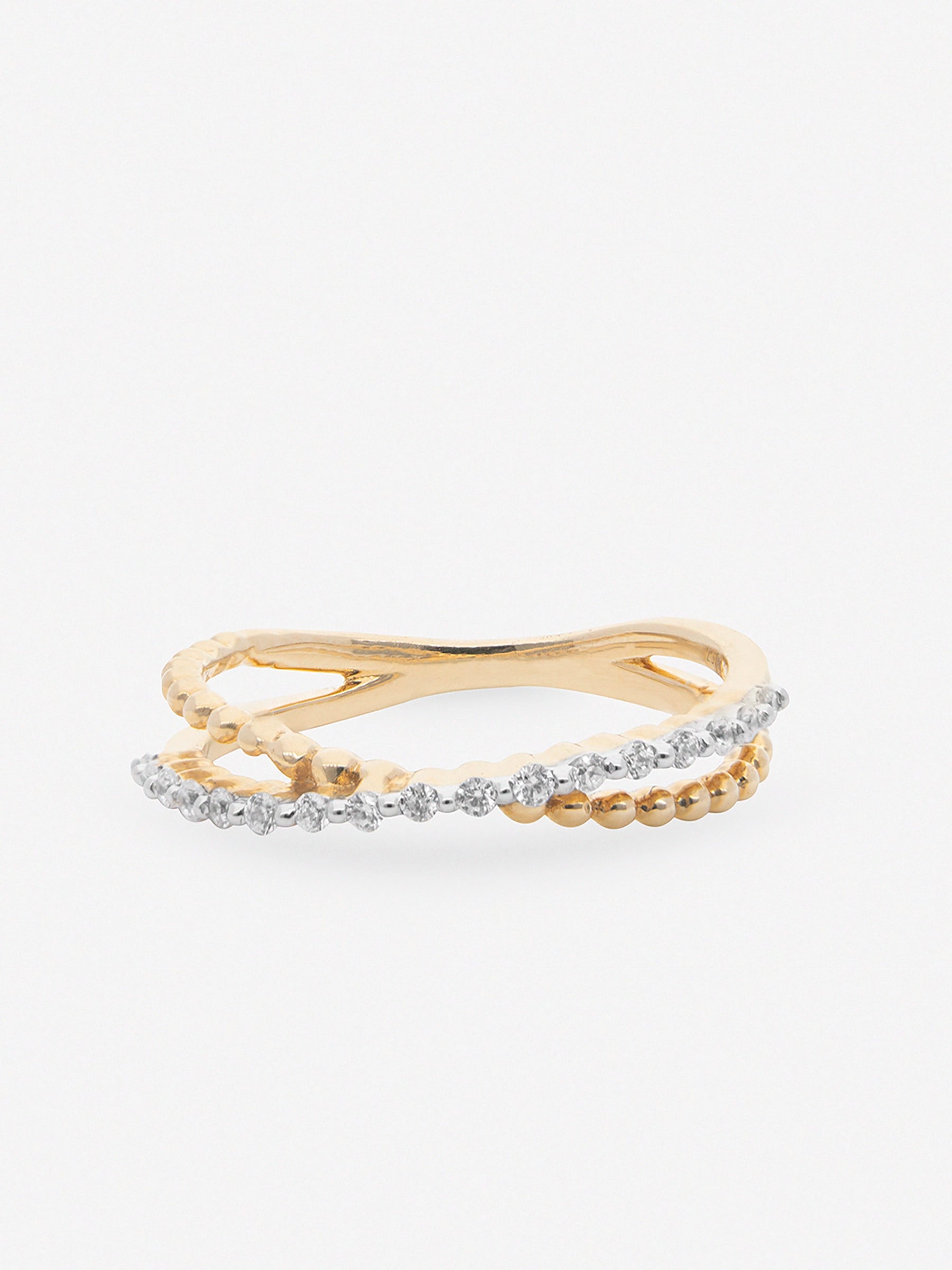 Anillo cruzado de plata chapado en oro con topacios blancos.