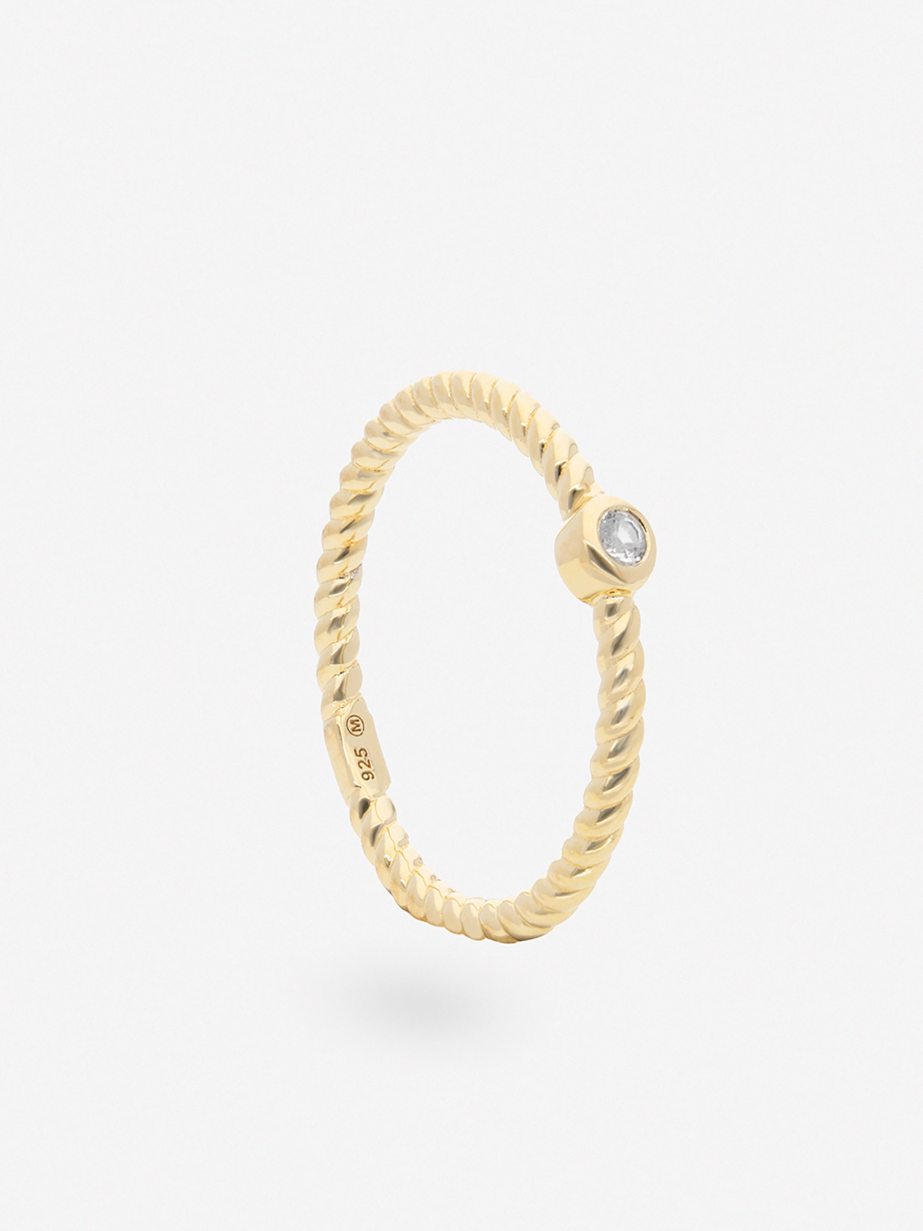 Anillo pequeño con eje en espiral y detalle central de piedra de topacio blanco chapado en oro