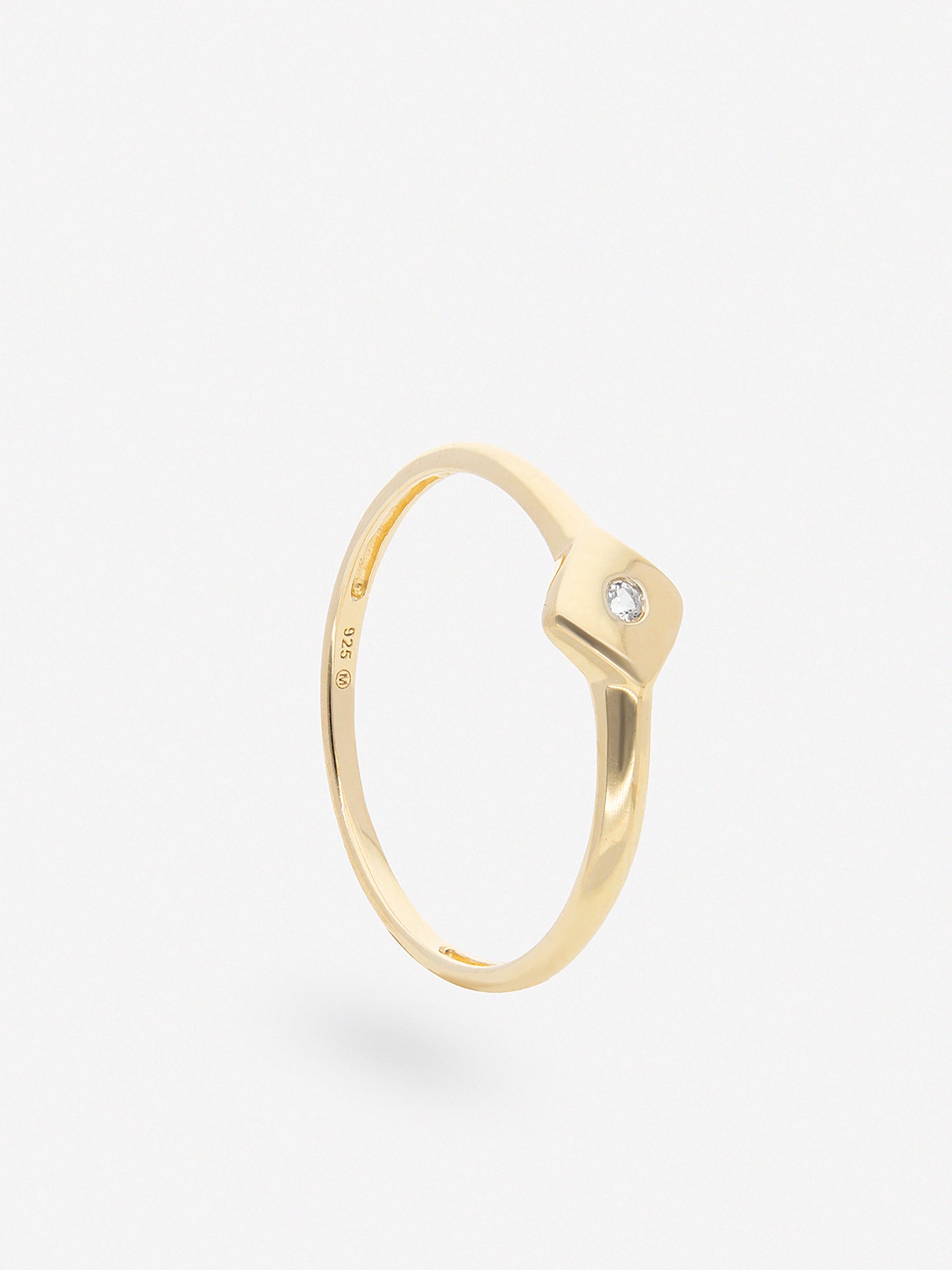 Anillo pequeño con detalle central de rombo plano con piedra de topacio blanco chapado en oro