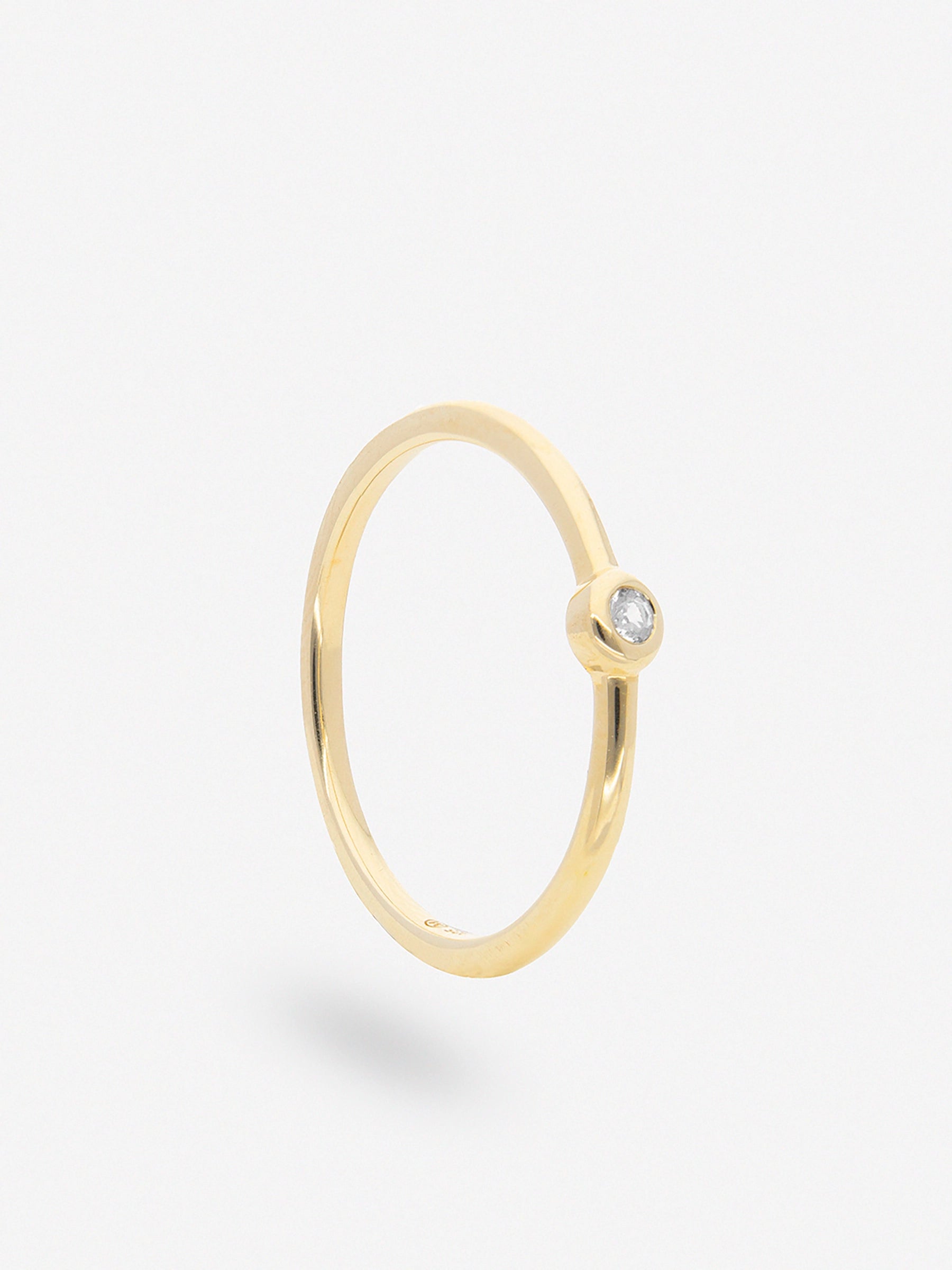 Anillo de plata pequeño con detalle central de círculo plano con piedra de topacio blanco chapado en oro
