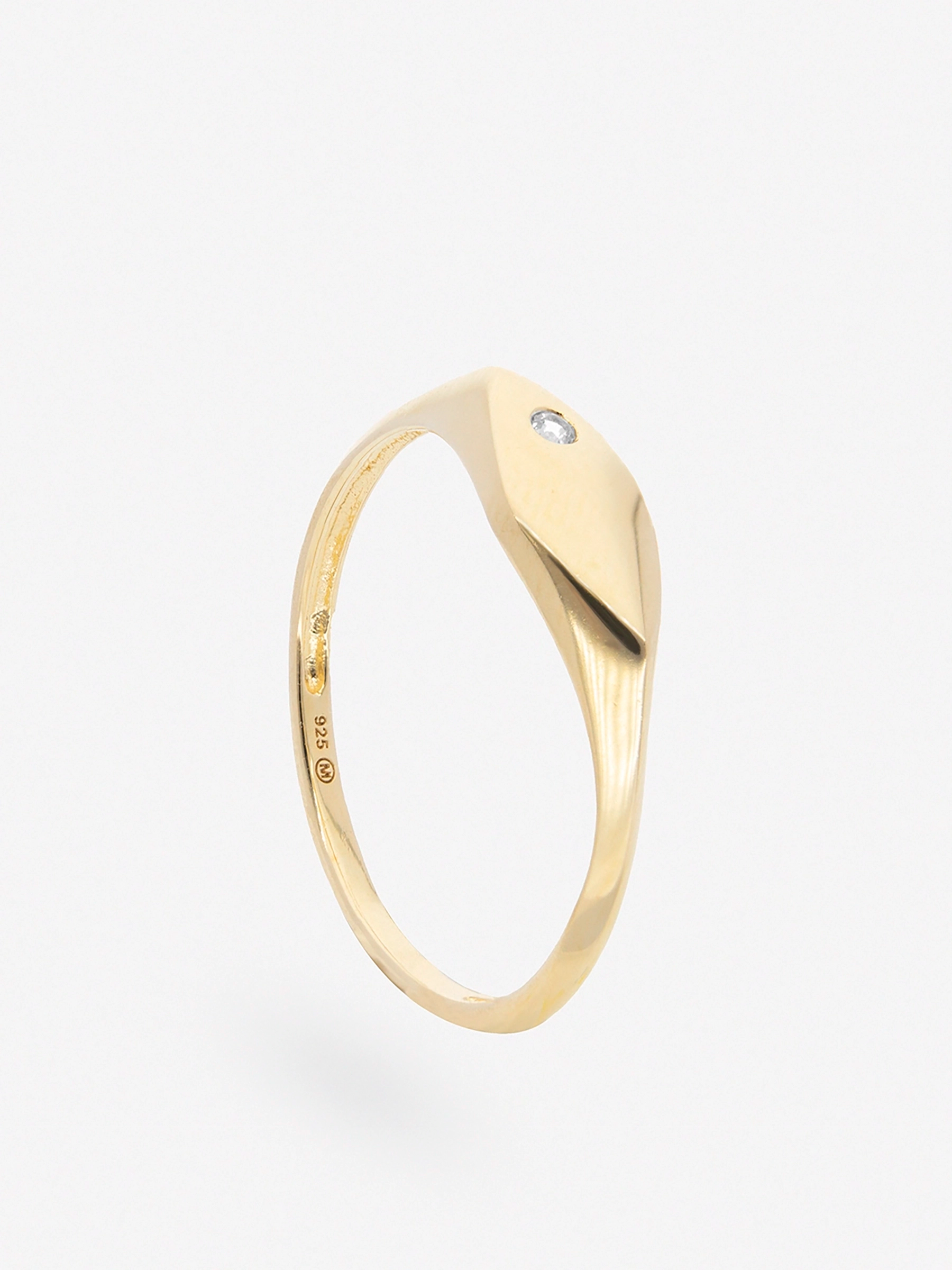 Anillo sello de plata con forma de marquesa y piedra de topacio blanco chapado en oro.