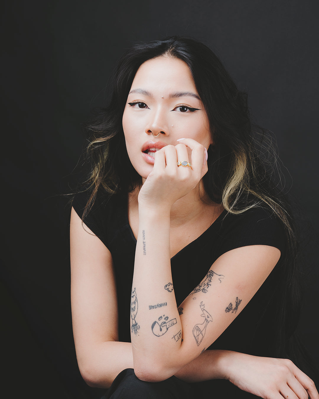 Modelo probando el anillo con jade y topacio azul.