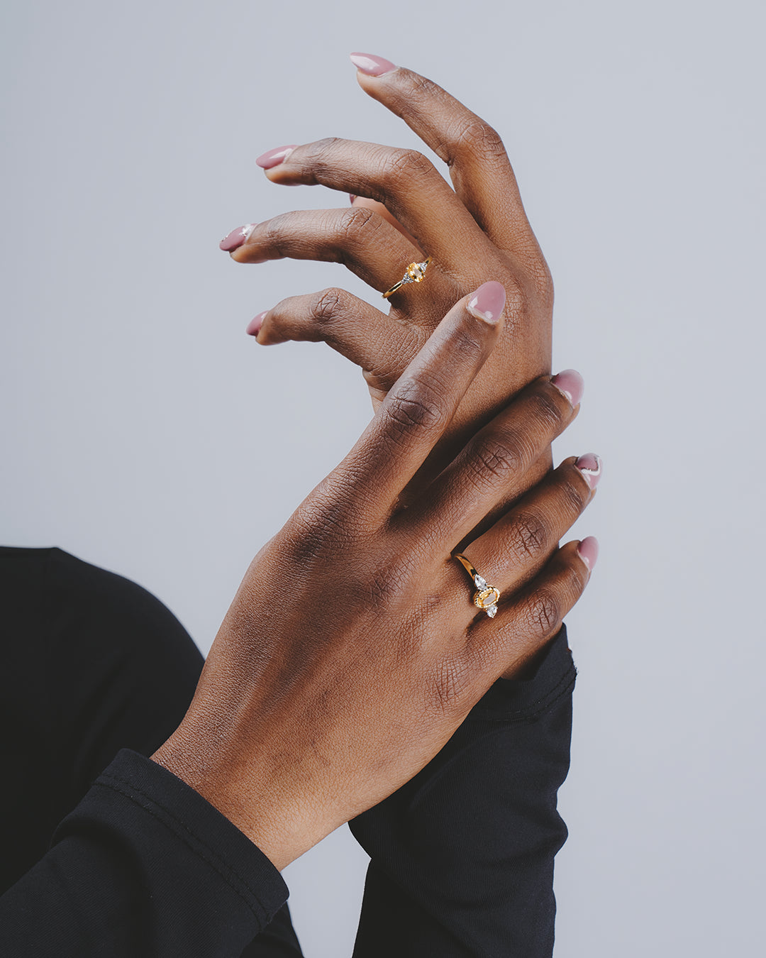 Manos mostrando dos anillos de la colección