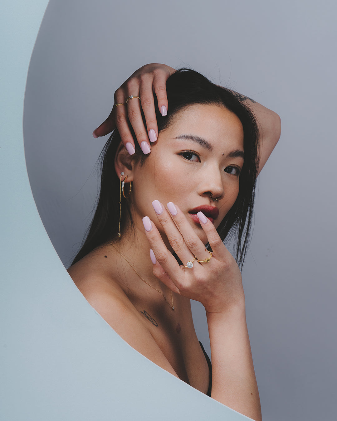 Modelo enseñando en sus manos varios anillos de la colección