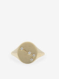 Anillo de plata esterlina con topacio blanco dibujando el signo zodiacal Aries.

