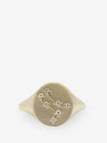 Anillo de plata esterlina con topacio blanco dibujando el signo zodiacal Géminis.
