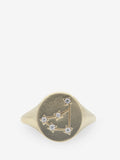 Anillo de plata esterlina con topacio blanco dibujando el signo zodiacal Capricornio.
