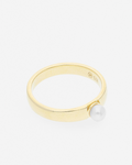 Anillo de plata chapado en oro liso con una perla en el centro
