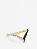 Anillo de plata chapado en oro con esmalte negro y topacios blancos formando un triangulo invertido