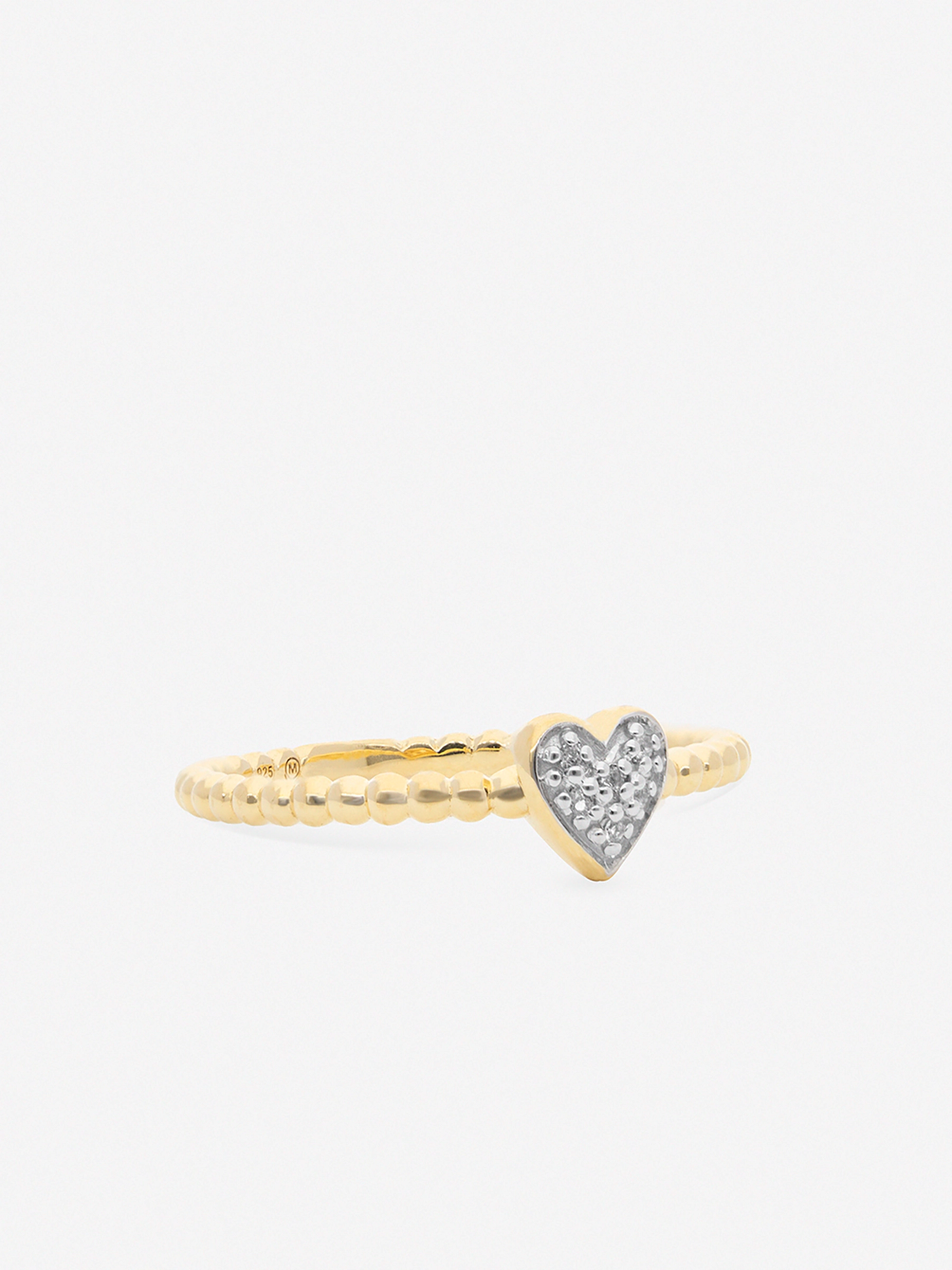 Anillo de plata chapado en oro fino con corazón en relieve de topacios blancos