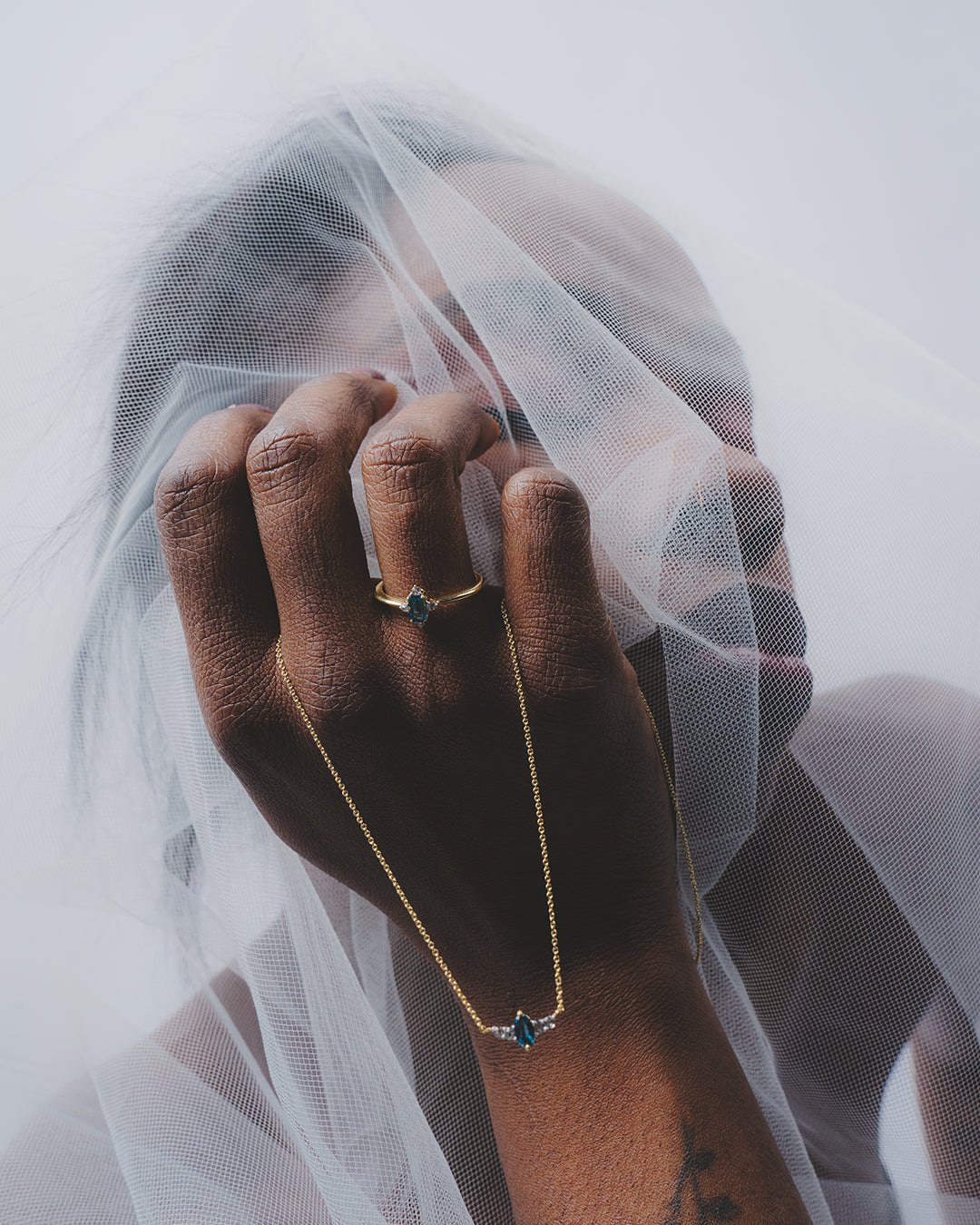 Modelo con el anillo y el collar a juego de topacios azules y blancos